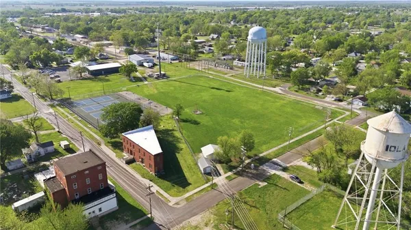 $175,000 | 512 East Monroe Street, Iola, KS 66749