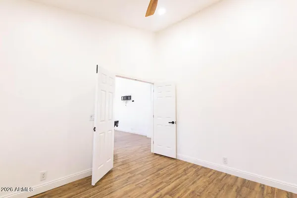 a view of a back yard