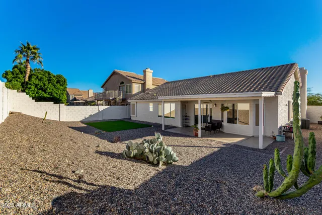 a view of a back yard