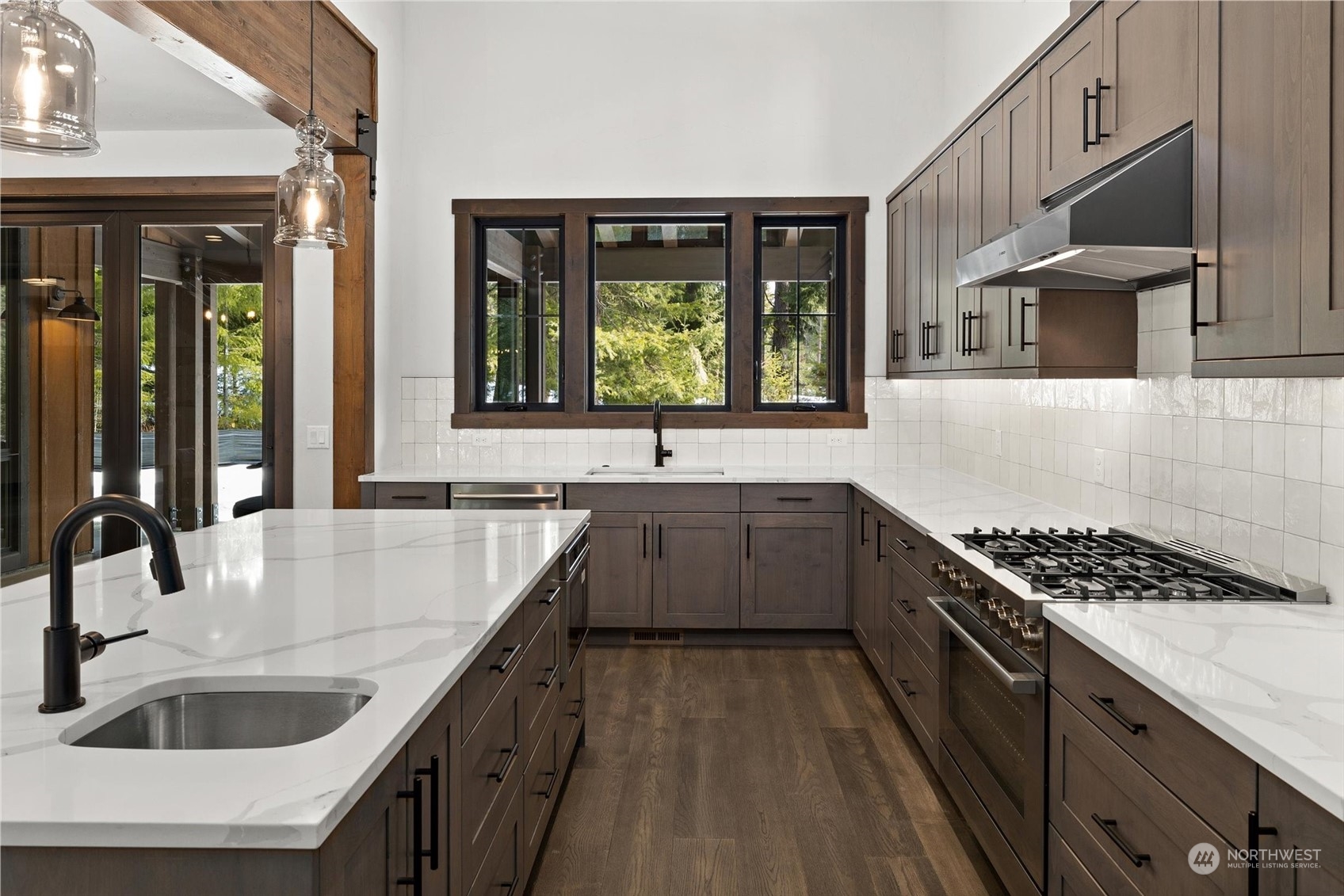 1810 Larkspur Loop Cle Elum, WA 98922 - Photo 19 of 35 a kitchen with kitchen island granite countertop a sink and a stove