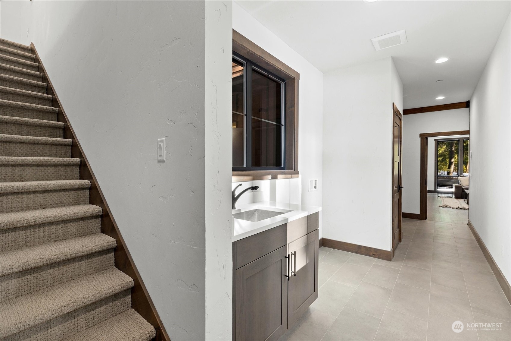 1810 Larkspur Loop Cle Elum, WA 98922 - Photo 30 of 35 a bathroom with a sink and a mirror