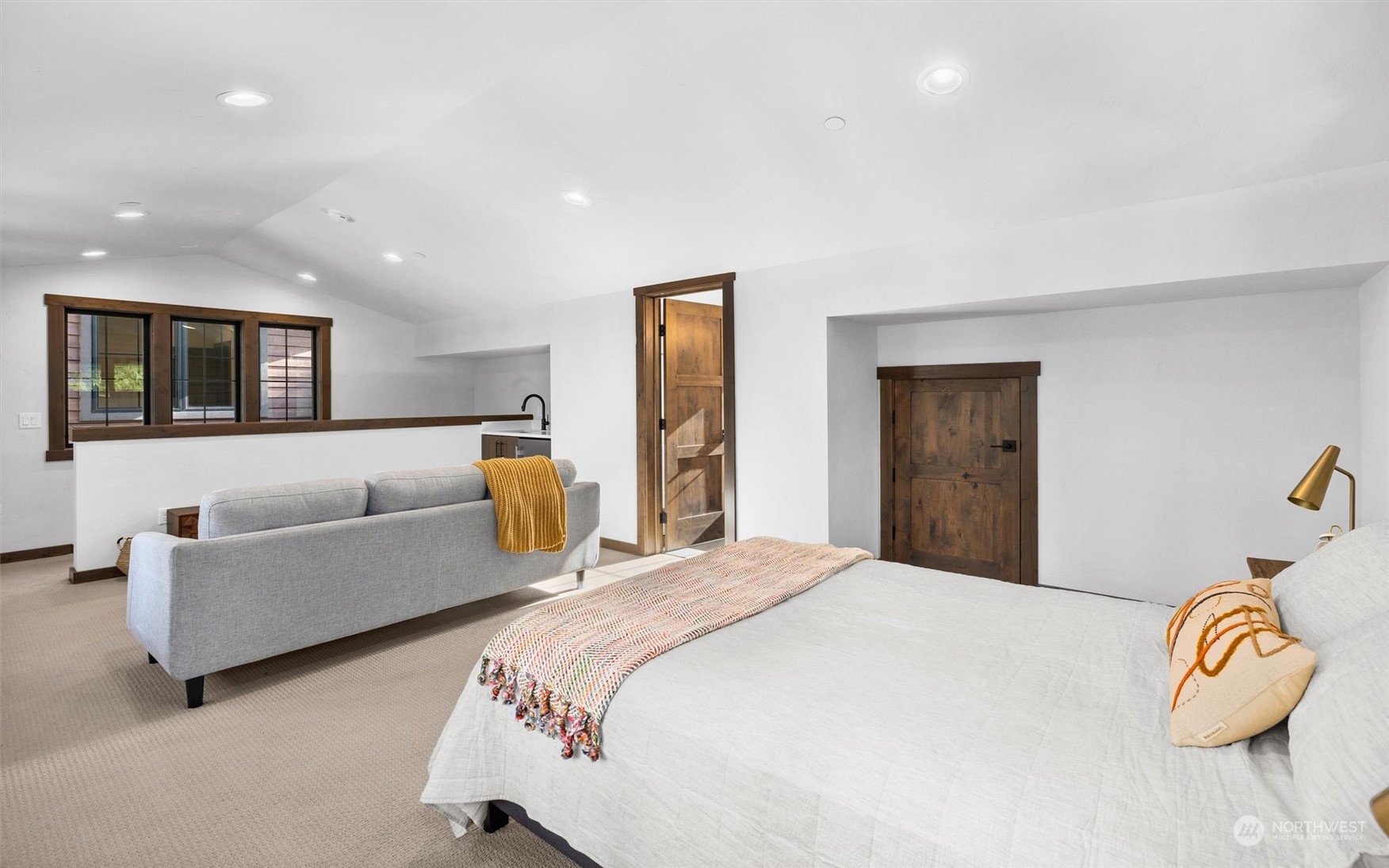 1810 Larkspur Loop Cle Elum, WA 98922 - Photo 33 of 35 a bedroom with a bed and a couch