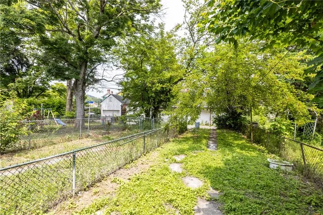 a view of yard with green space