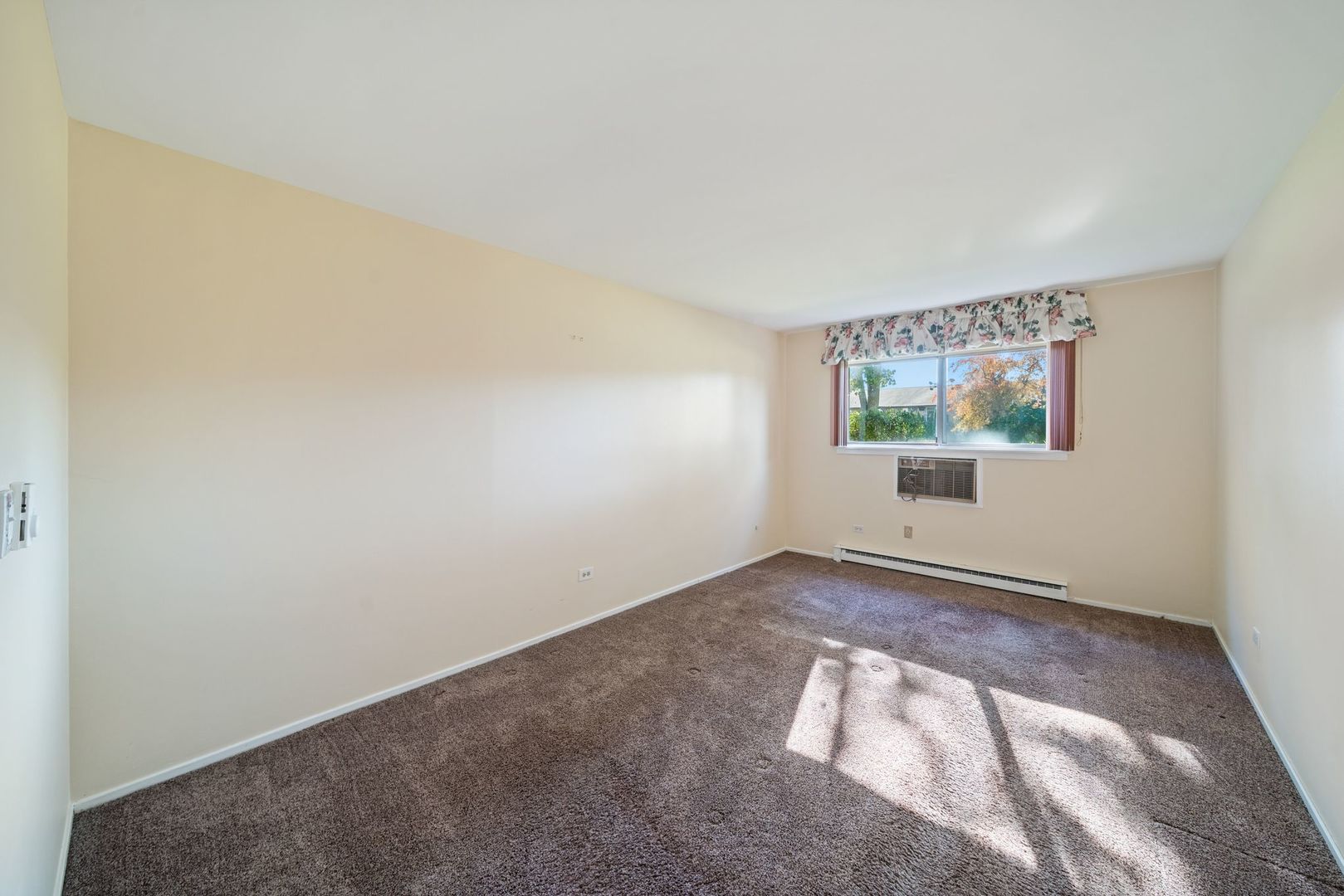 826 East Old Willow Road, Unit 103 Prospect Heights, IL 60070 - Photo 12 of 25 an empty room with a window