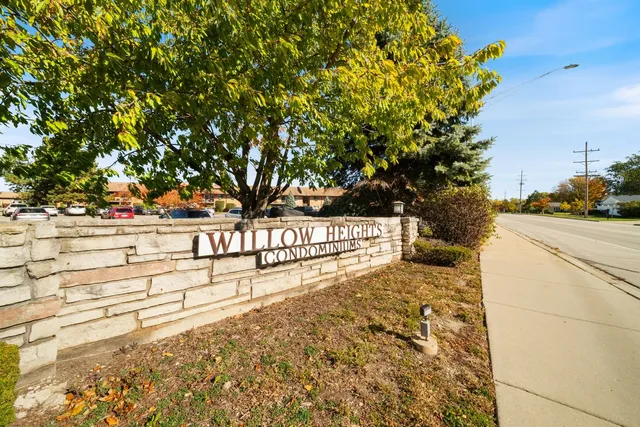 $200,000 | 826 East Old Willow Road, Unit 103, Prospect Heights, IL 60070