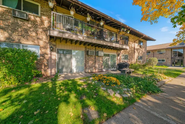 $200,000 | 826 East Old Willow Road, Unit 103, Prospect Heights, IL 60070