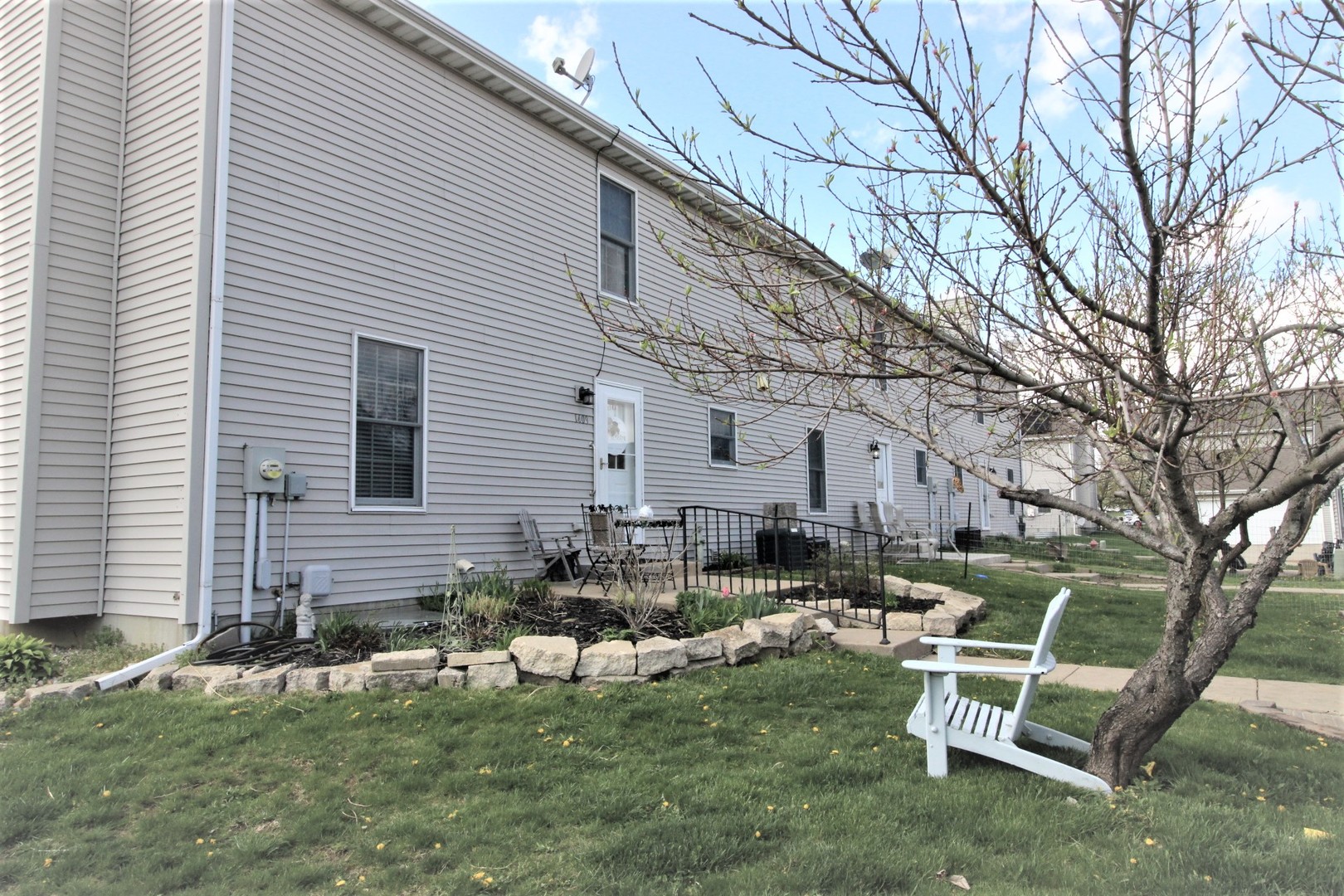 1409 Hull Street Normal, IL 61761 - Photo 27 of 29 a view of a chairs and table in backyard of the house