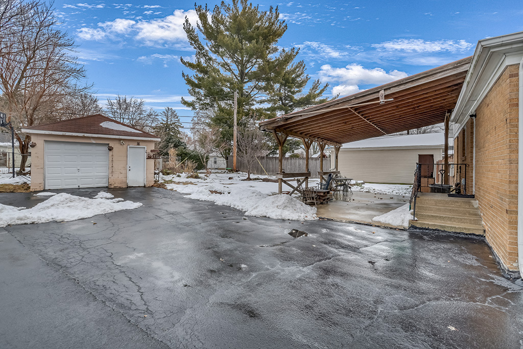 818 East 11th Street Lockport, IL 60441 - Photo 12 of 13 a view of a house with a patio