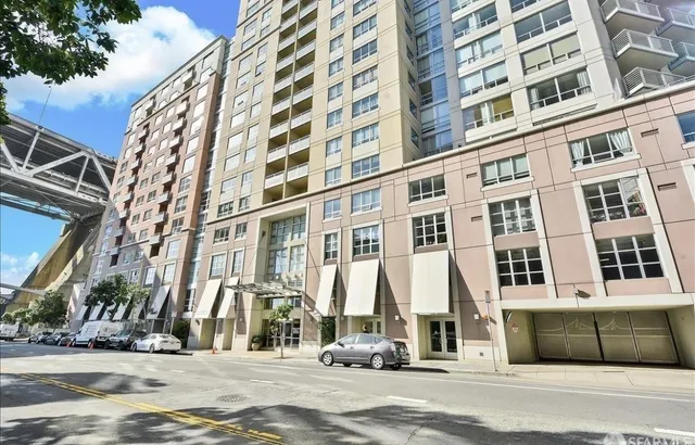 a building with a lots of windows