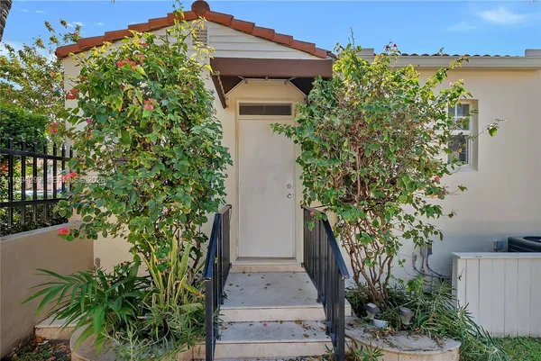 $2,200 | 814 Lenox Avenue, Unit 1, Miami Beach, FL 33139