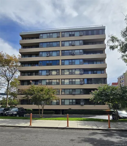 $389,000 | 166-10 Powells Cove Boulevard, Unit 4C | Beechhurst