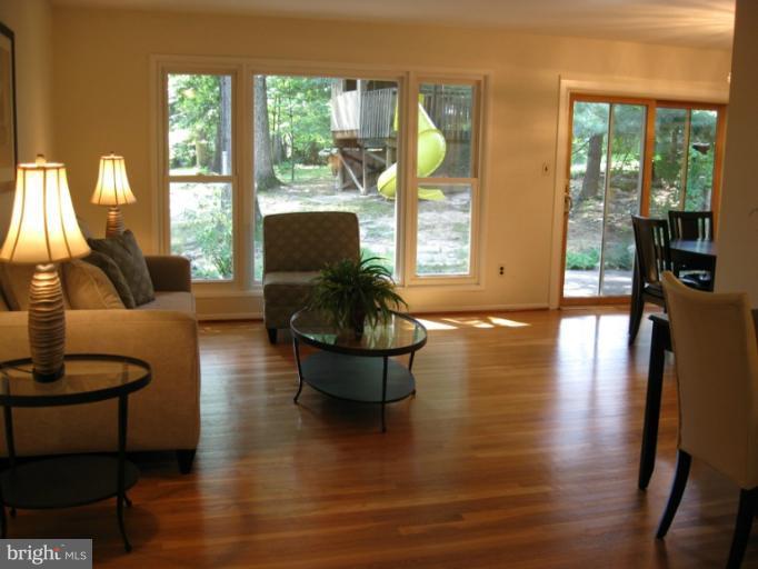 4116 Roberts Road Fairfax, VA 22030 - Photo 1 of 17 Living Room
