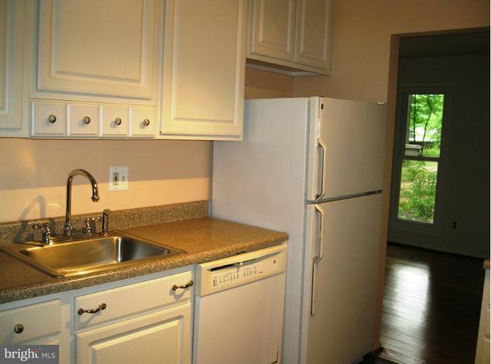 4116 Roberts Road Fairfax, VA 22030 - Photo 9 of 17 Kitchen