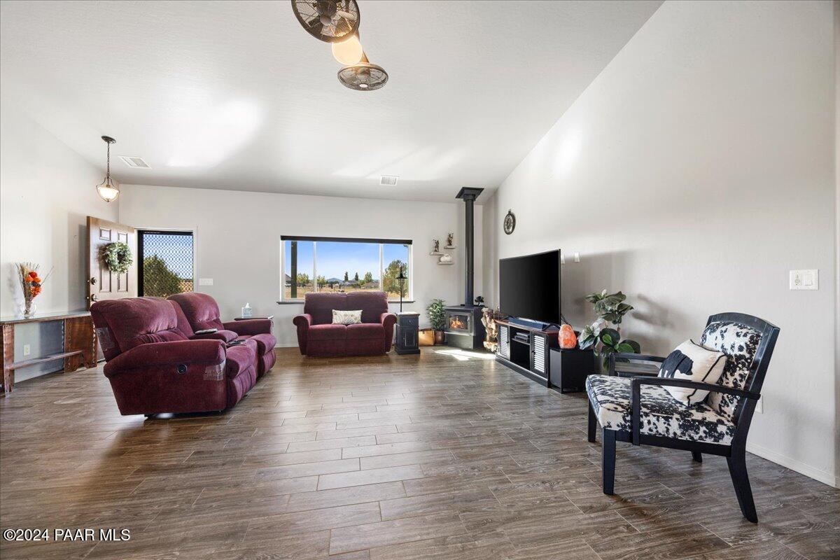 1270 East Cougar Ridge Road Paulden, AZ 86334 - Photo 6 of 36 06-Living Room