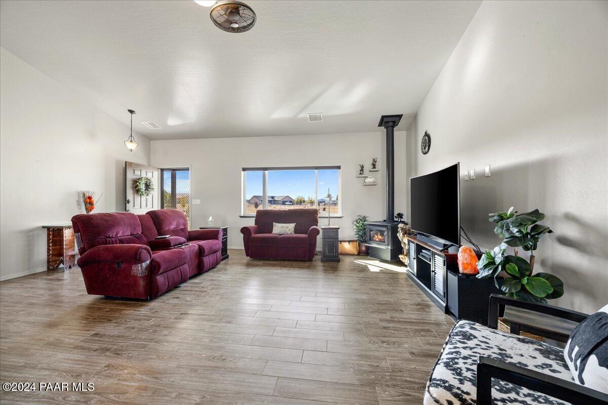 1270 East Cougar Ridge Road Paulden, AZ 86334 - Photo 8 of 36 08-Living Room