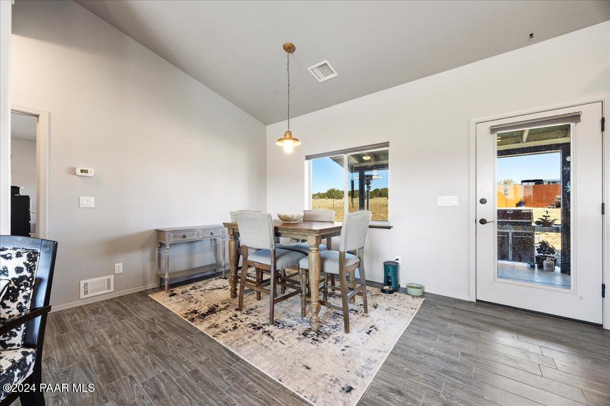 1270 East Cougar Ridge Road Paulden, AZ 86334 - Photo 10 of 36 11-Living Room