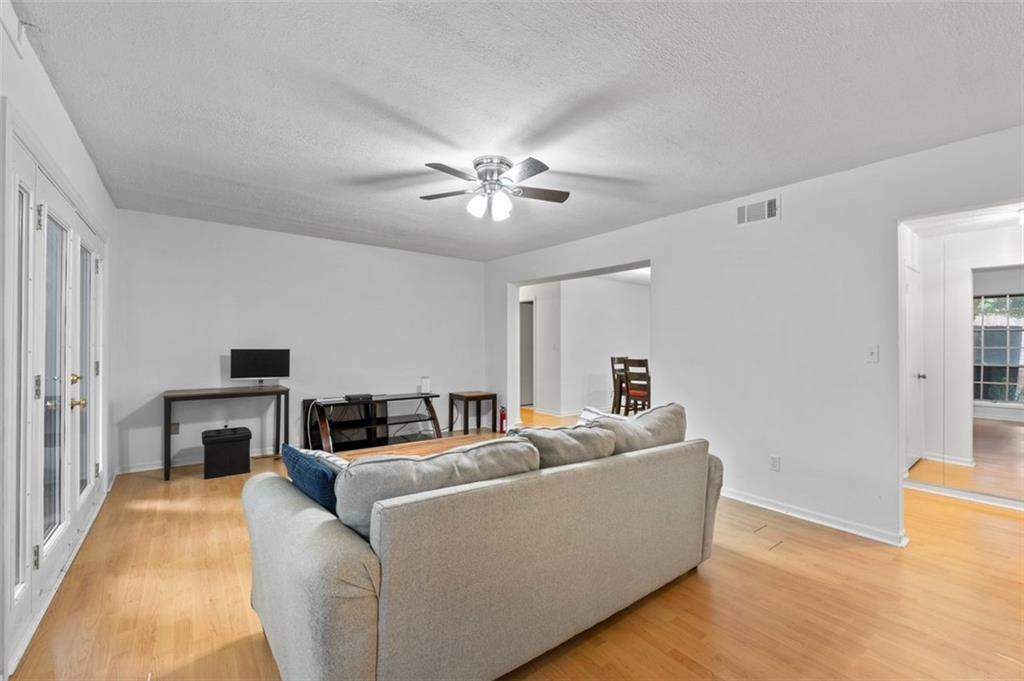 6851 Roswell Road, Unit D28 Atlanta, GA 30328 - Photo 5 of 28 a living room with furniture and a chandelier