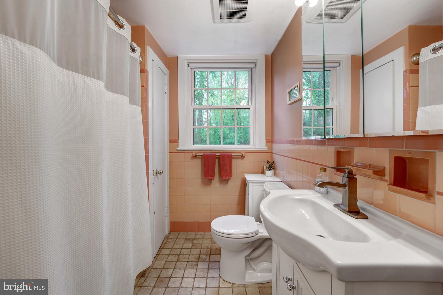 718 Beechwood Road Media, PA 19063 - Photo 11 of 20 1st Floor Full Bath