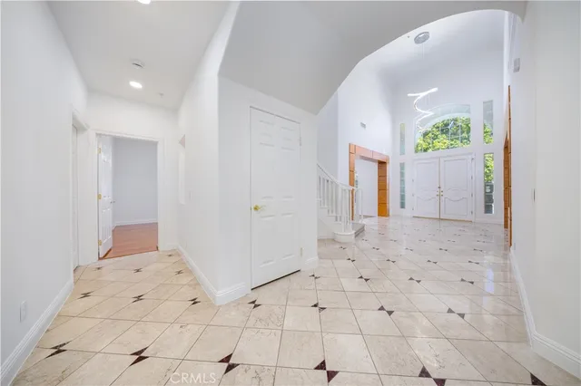 a view of entryway with white walls