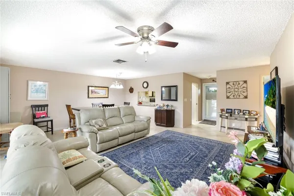 $195,000 | 91 Glades Boulevard, Unit 1652, Naples, FL 34112
