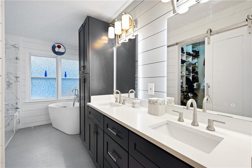110 River Terrace Point Roswell, GA 30076 - Photo 12 of 24 a bathroom with a double vanity sink a toilet and bathtub