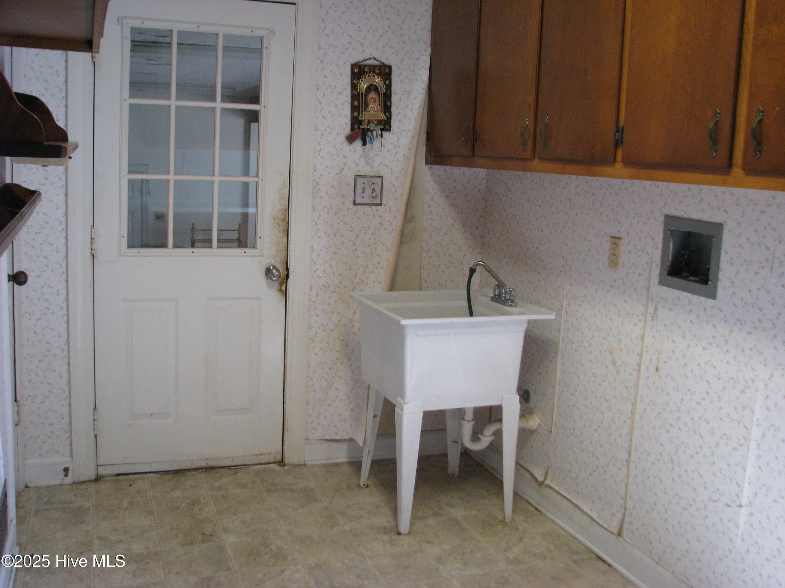 227 Rhodes Drive Columbia, NC 27925 - Photo 12 of 24 Utility room