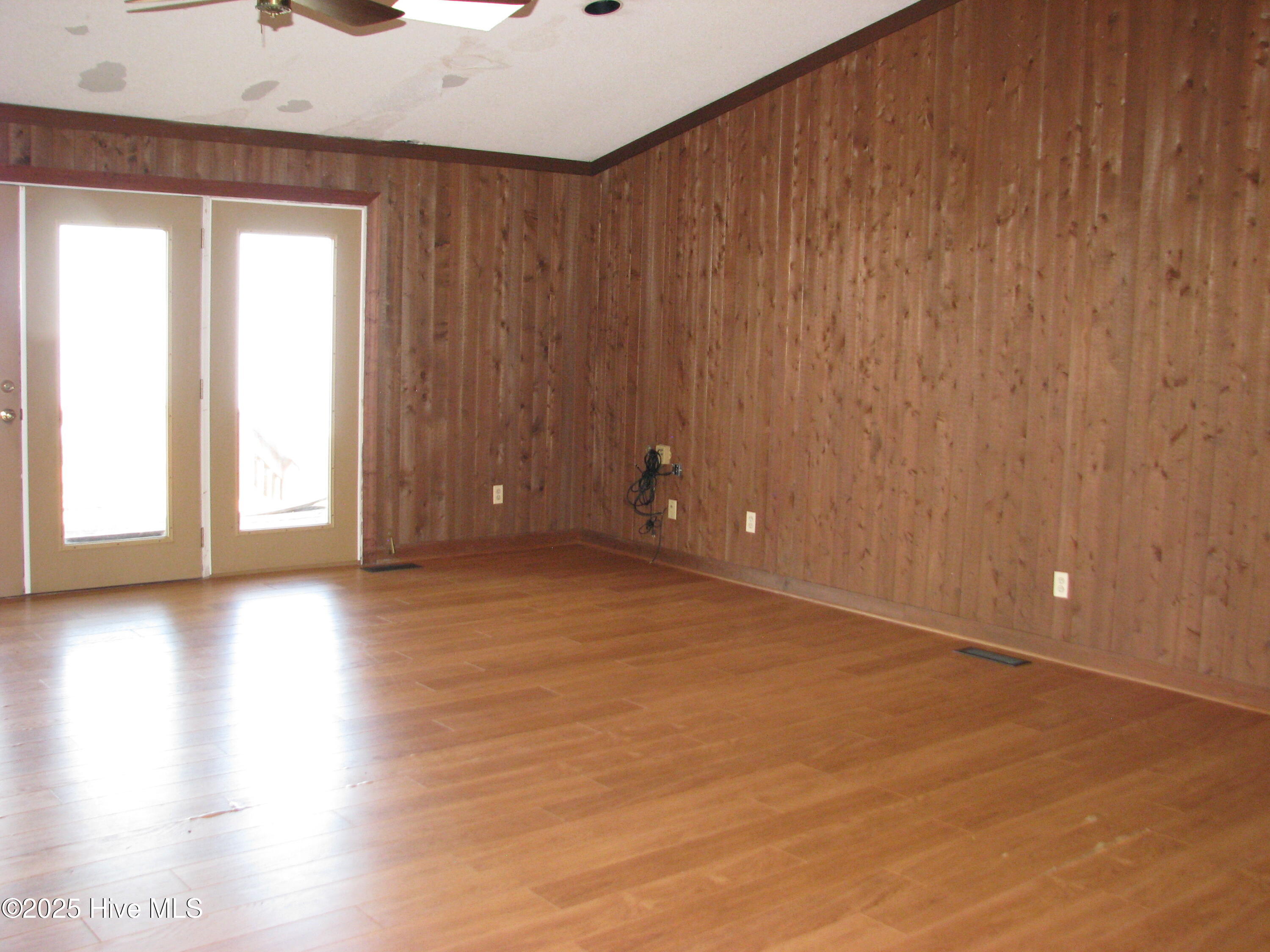 227 Rhodes Drive Columbia, NC 27925 - Photo 13 of 24 Great room, note cedar siding