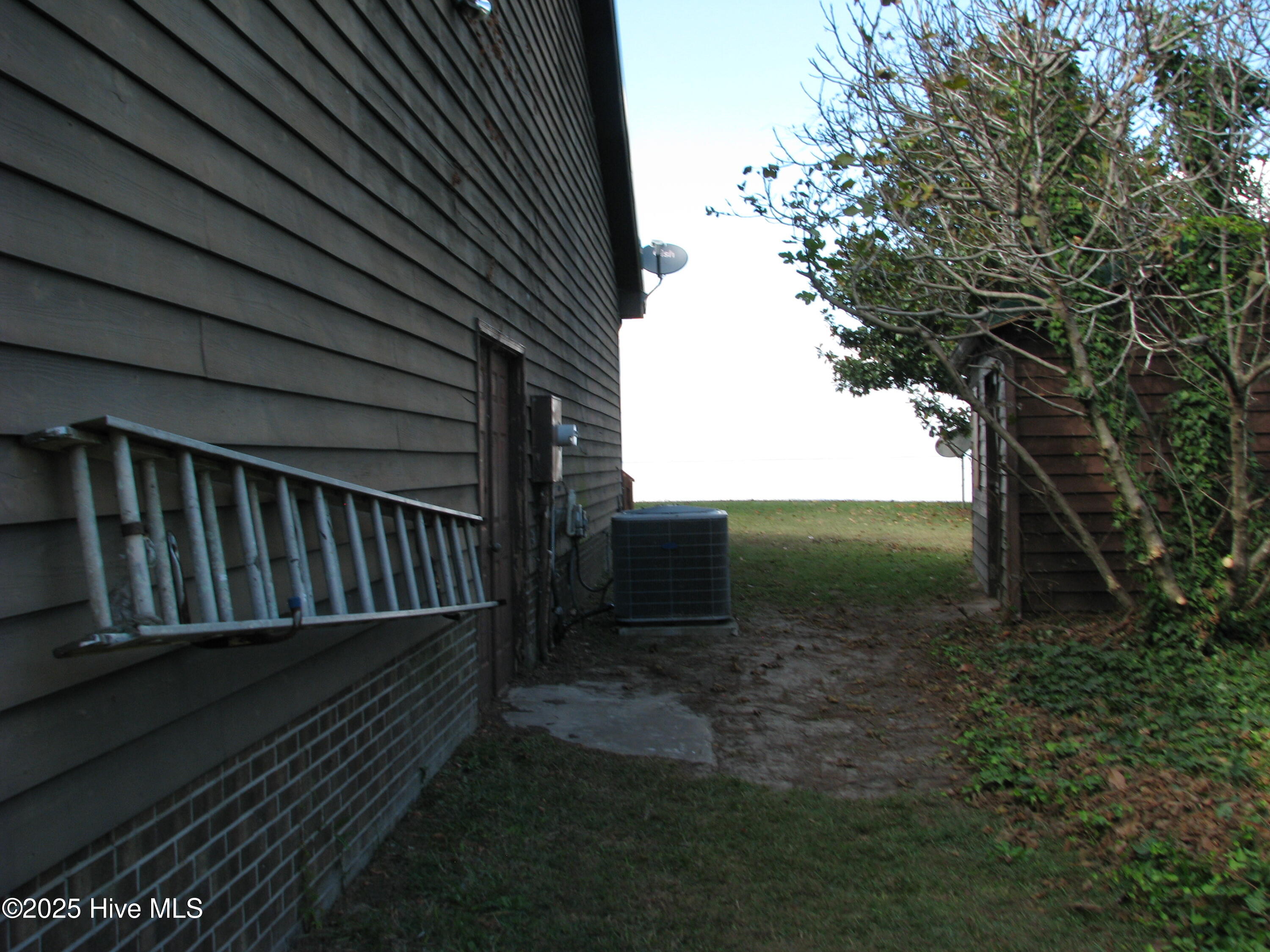 227 Rhodes Drive Columbia, NC 27925 - Photo 6 of 24 Side view of the house