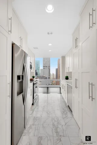 $3,300,000 | 641 5th Avenue, Unit 26D | Midtown East