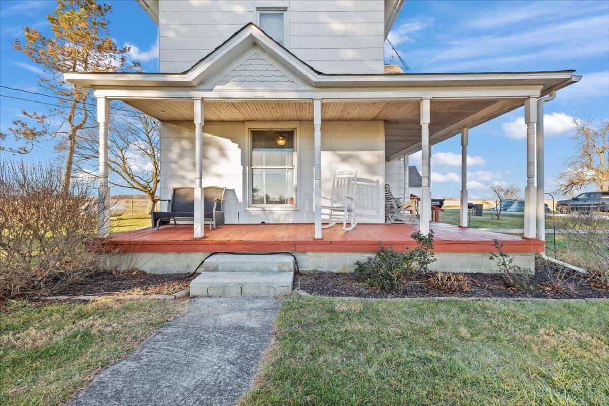 376 Wesley Chapel Road Jeffersonville, OH 43128 - Photo 4 of 47 frontporchjeffersonville1