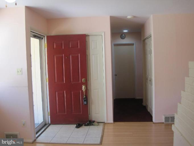 6100 Ashley Place Springfield, VA 22150 - Photo 8 of 11 Entrance / Foyer