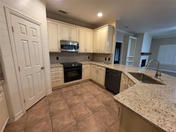 $3,500 | 2716 Park Place, Burleson, TX 76028