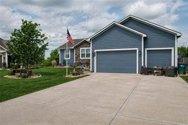 $414,700 | 21650 West Wilson Street, Spring Hill, KS 66083