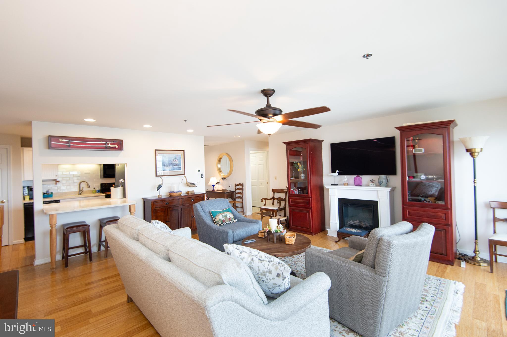 304 Academy Street, Unit 202 Cambridge, MD 21613 - Photo 12 of 40 Additional bar seating