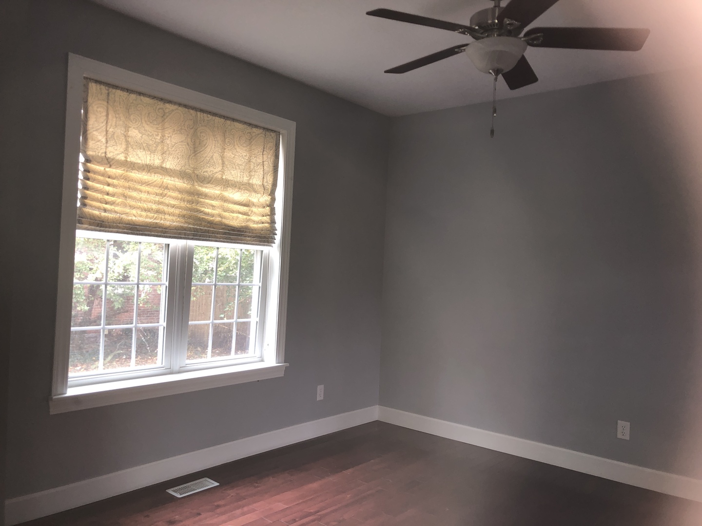 321 North Quincy Street Clinton, IL 61727 - Photo 3 of 12 an empty room with a window