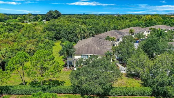 a view of a backyard