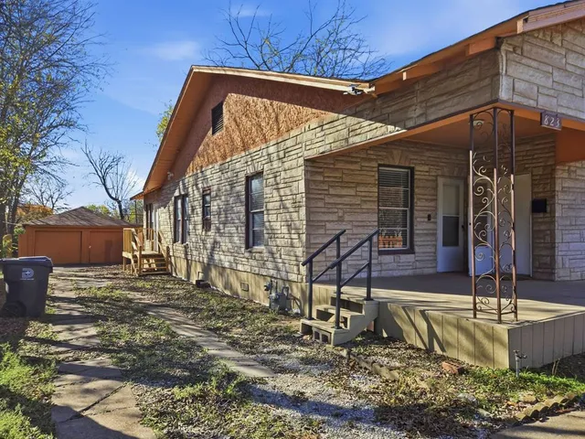 $2,000 | 823 South Beacon Street, Dallas, TX 75223