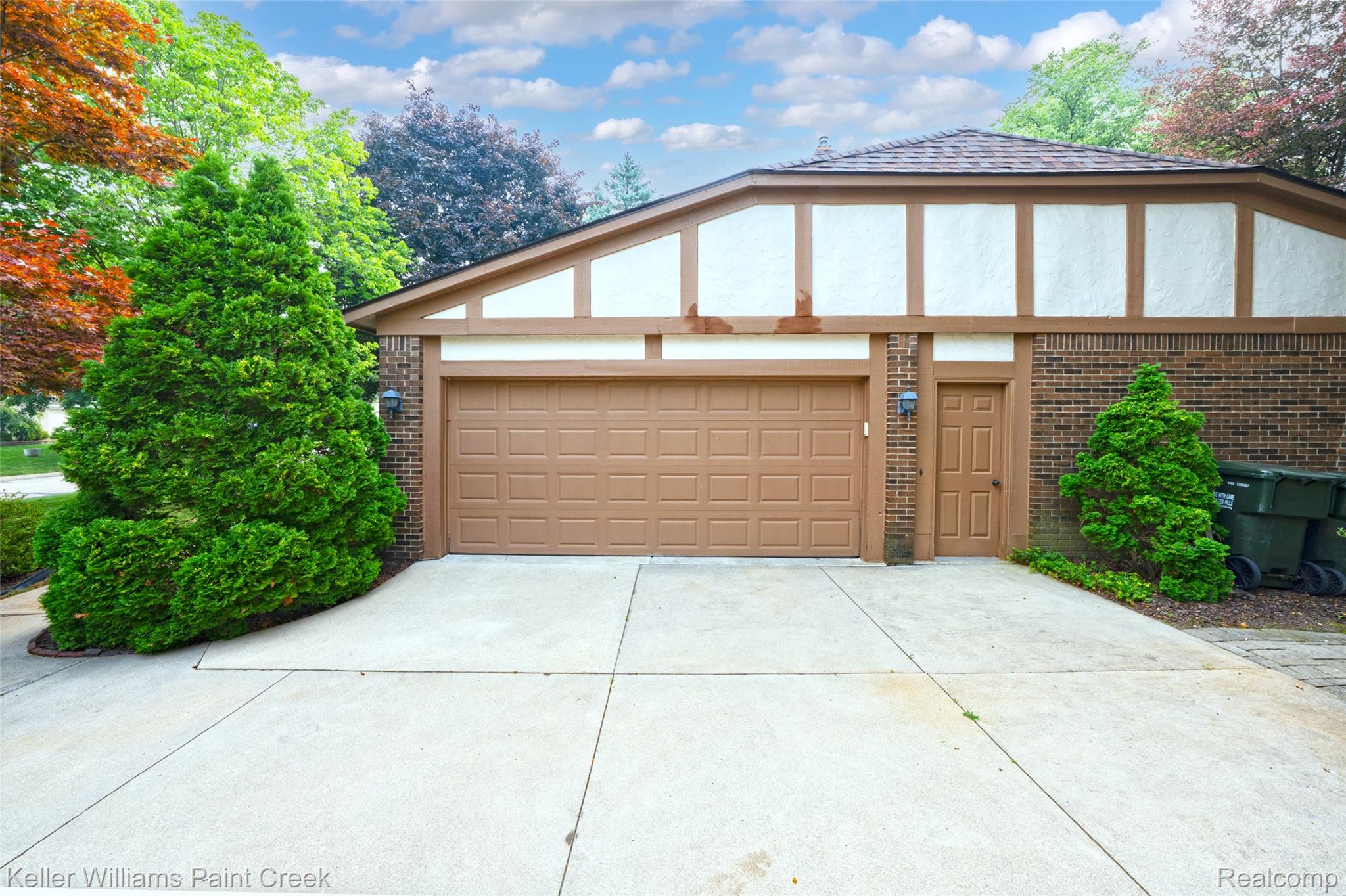 1077 Maple Leaf Drive Rochester, MI 48309 - Photo 3 of 60 1077 Maple Leaf Dr RHills EXT-5.jpg