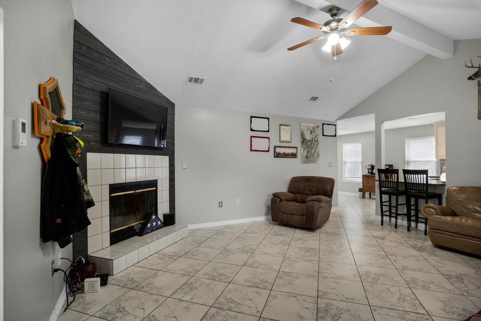 318 Pelham Road Fort Walton Beach, FL 32547 - Photo 4 of 21 20250529195207162361000000-o