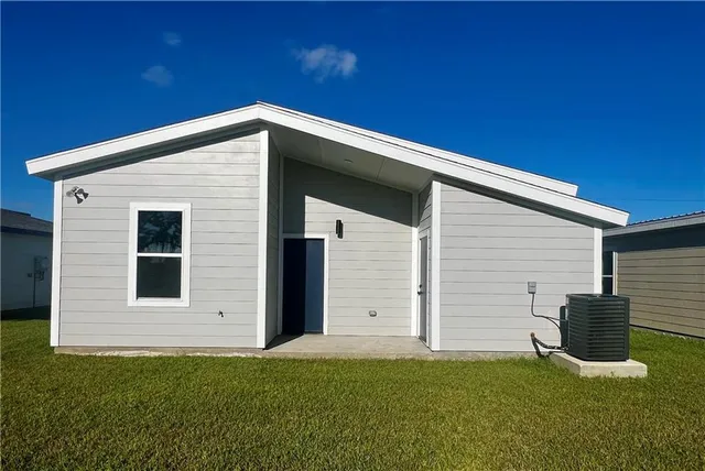 $255,000 | 2809 Live Oak Drive, Gretna, LA 70056