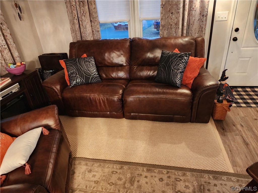 16820 Courthouse Road Dinwiddie, VA 23841 - Photo 5 of 10 a living room with furniture