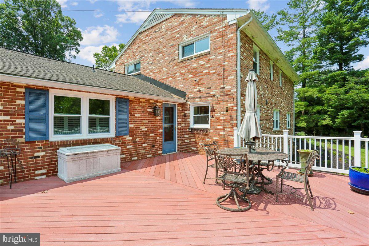 14811 Springfield Road Germantown, MD 20874 - Photo 38 of 116 Deck access from side yard & back door