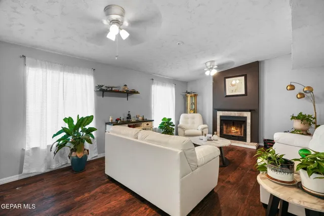 a kitchen that has a stove and a refrigerator