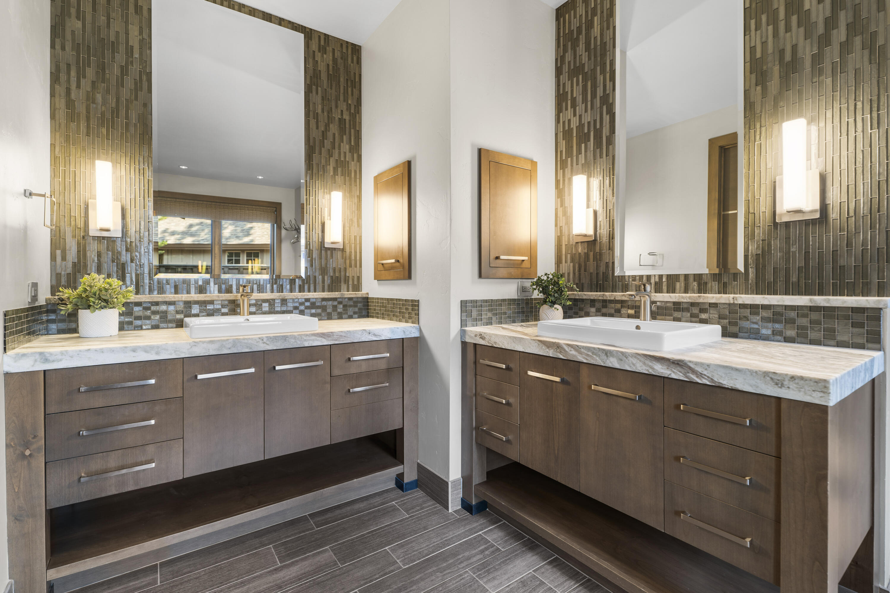 56641 Sunstone Loop, Unit 135 Bend, OR 97707 - Photo 27 of 62 Primary Suite Bathroom