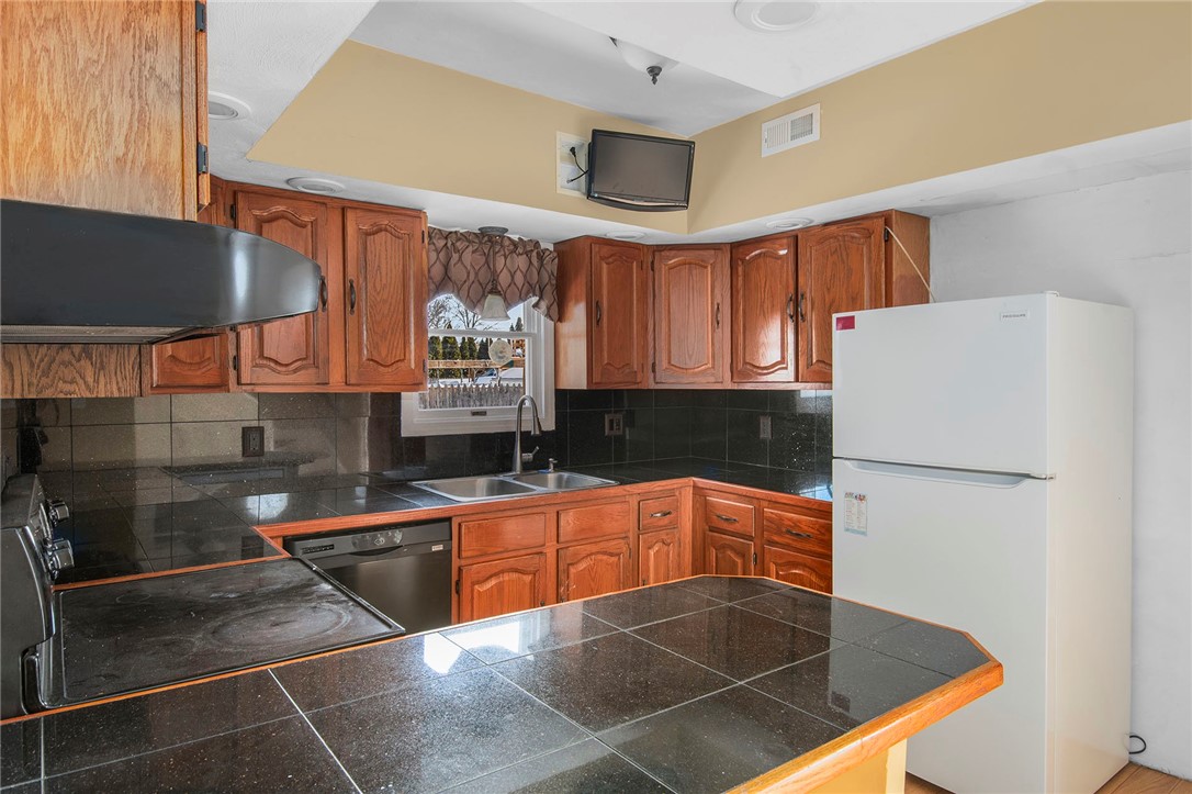 2 Overbrook Avenue Warwick, RI 02889 - Photo 13 of 24