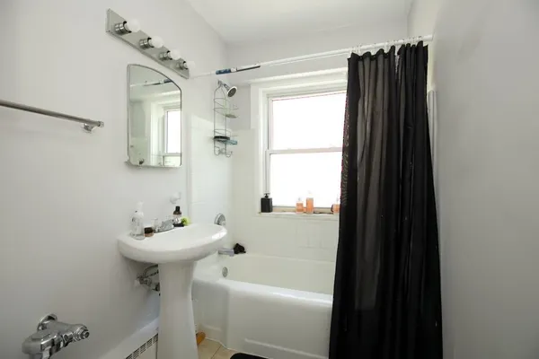 $1,225 | 7333 North Ridge Boulevard, Unit 201, Chicago, IL 60645