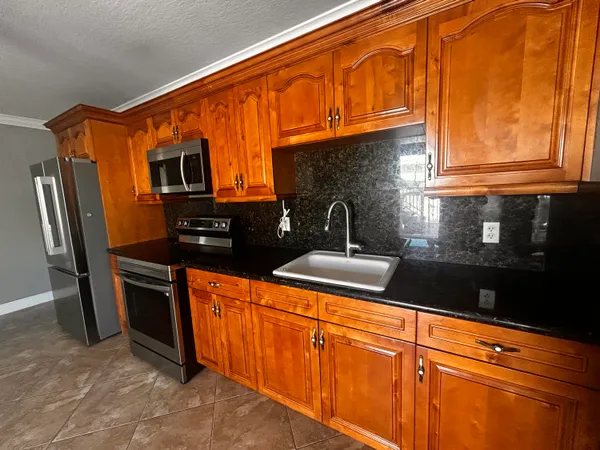 $2,500 | 156 Marina Avenue, Key Largo, FL 33037