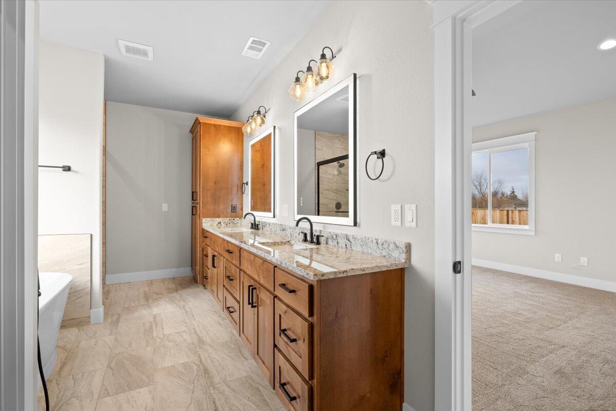1757 River Run Street Central Point, OR 97502 - Photo 27 of 52 27-CI_0421