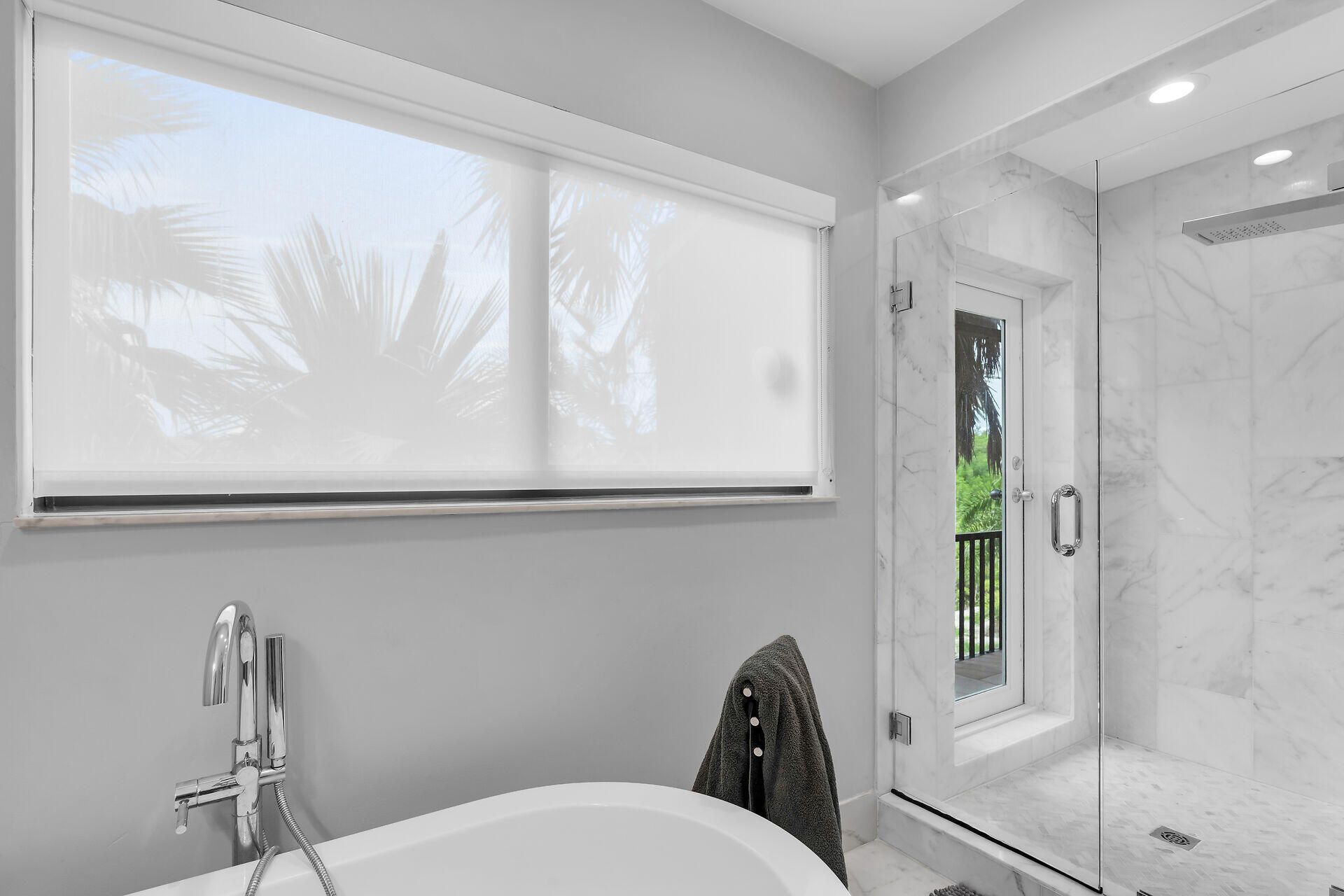 31 South Carysfort Circle Key Largo, FL 33037 - Photo 31 of 47 a bathroom with a toilet a sink and a bathtub