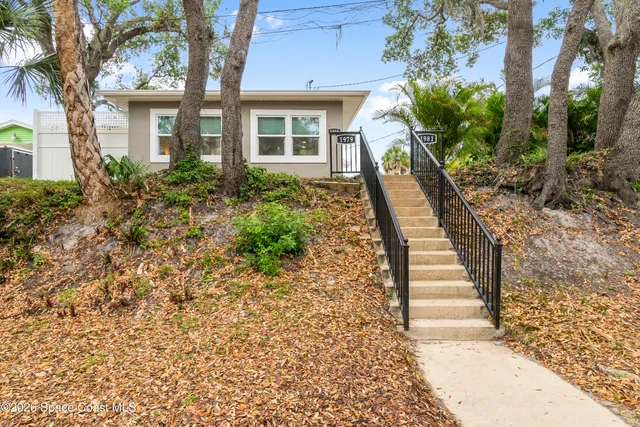 a view of a house with a yard